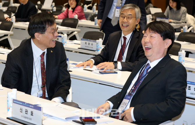 이야기 나누는 이창용 한은 총재-신관호 한국금융학회장                                                                                                                                              