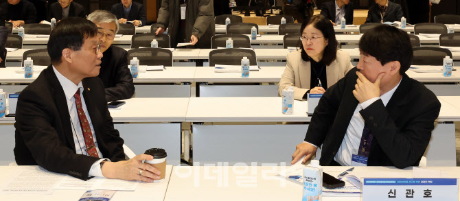 참석자들과 이야기 나누는 이창용 한은 총재-신관호 한국금융학회장                                                                                                                                   