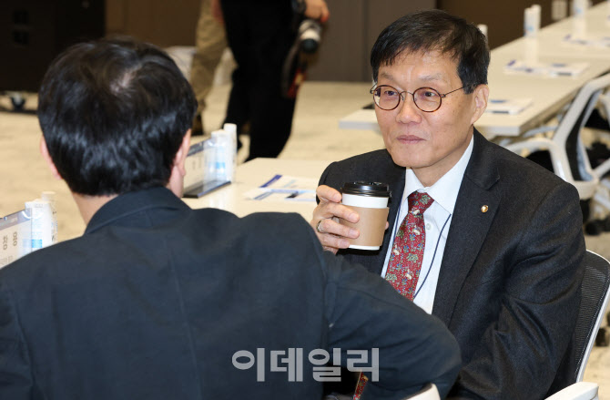 이야기 나누는 이창용 한국은행 총재-신관호 한국금융학회장                                                                                                                                          