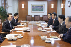 &quot;환율 폭주 막아라&quot; 총리·한은 총재 만났지만…환율 더 올랐다