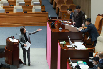 국회 본회의, 정회 2시간만에 재개