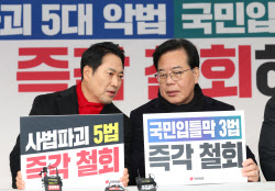 [포토]릴레이 천막농성, '대화하는 장동혁-송언석'                                                                                                                                               