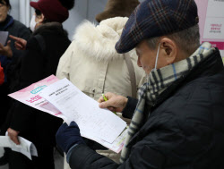 [포토] 일자리 찾는 어르신                                                                                                                                                                               