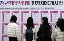 청년들 19개월째 ‘한숨’…건설·음식점업 부진에 고용률 뚝뚝(종합)