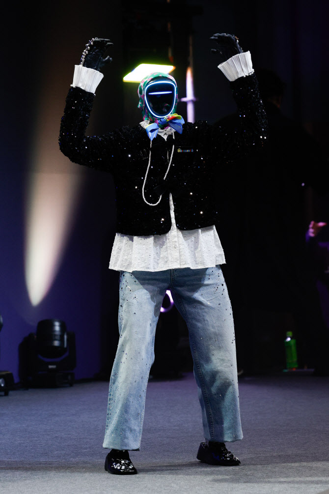 GD 복장의 휴머노이드 로봇                                                                                                                                                                               