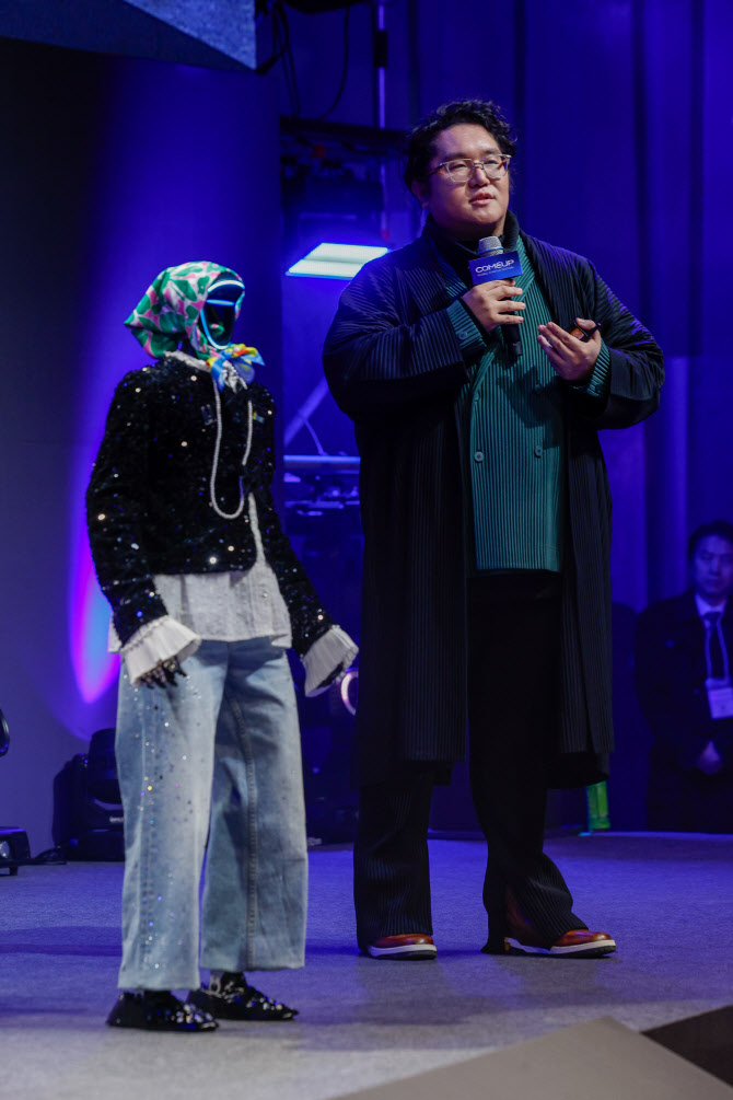 GD 복장의 로봇 소개하는 최용호 대표                                                                                                                                                                     