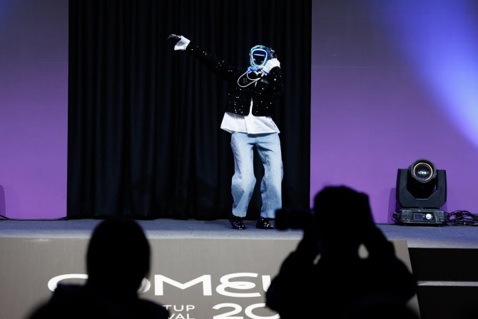 GD 'POWER' 안무 선보이는 로봇                                                                                                                                                                 