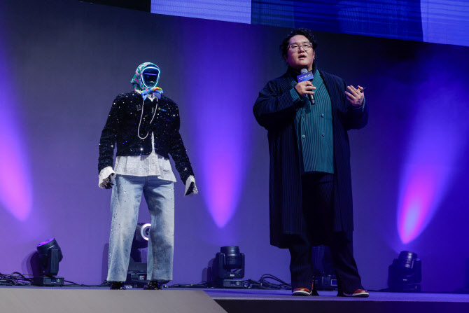 '이제 아이돌도 로봇으로'                                                                                                                                                                      