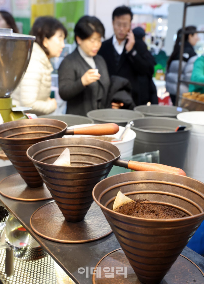 발길 사로잡는 커피 향                                                                                                                                                                             