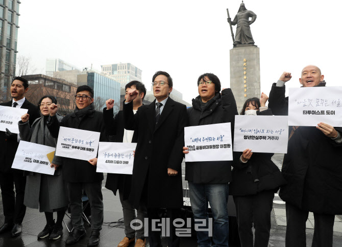  지지자들과 기념촬영하는 박주민 의원