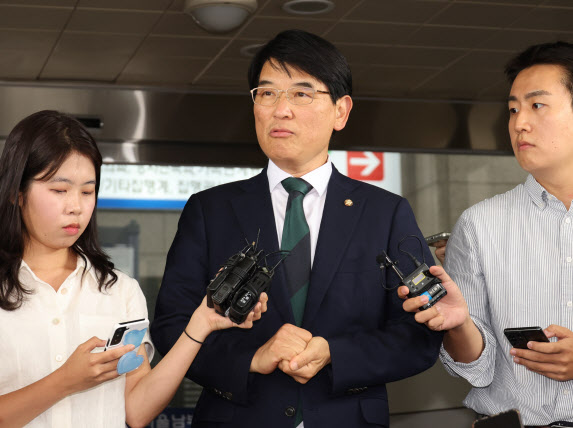 '징역 1년 확정' 박완주 성추행 피해자 "권력형 성폭력 2차 피해 심각"