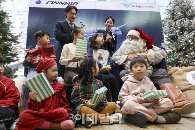 한국 어린이들에게 미리 선물 주는 핀란드 공식 산타클로스 