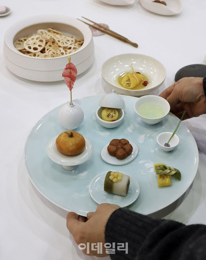  공예와 협업한 디저트 