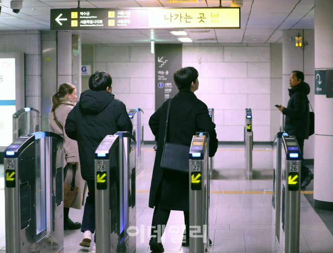  막바지 극적 타결로 지하철 정상 운행                                                                                                                                                              