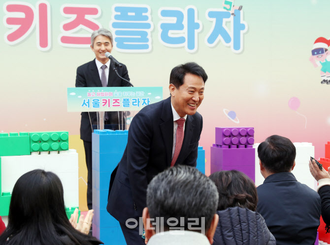  개관식 참석자에게 인사하는 오세훈 서울시장                                                                                                                                                       