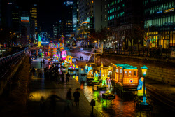 서울 겨울밤 수놓은 &apos;&apos;빛의 향연&apos;&apos;…청계천 ‘빛초롱축제’ 현장 가보니