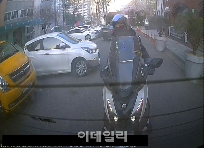 후진만 하면 ‘쿵’…고의사고로 8700만원 타간 배달라이더