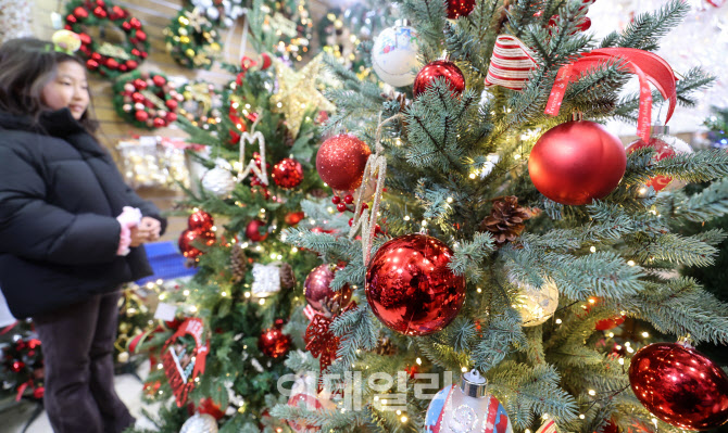 알록달록 크리스마스 장식에 멈춘 발걸음                                                                                                                                                            