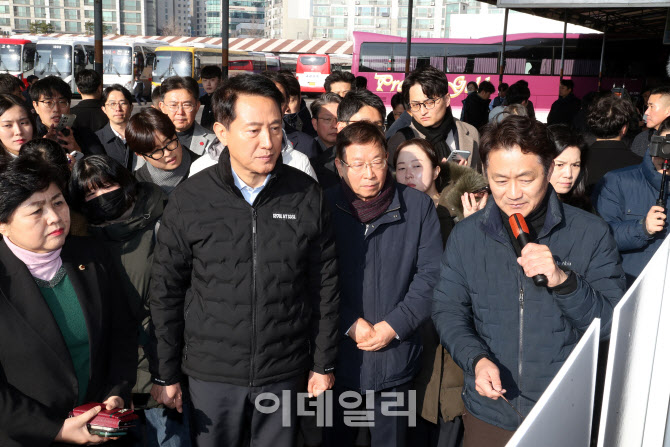  동서울터미널 브리핑받는 오세훈 서울시장                                                                                                                                                          