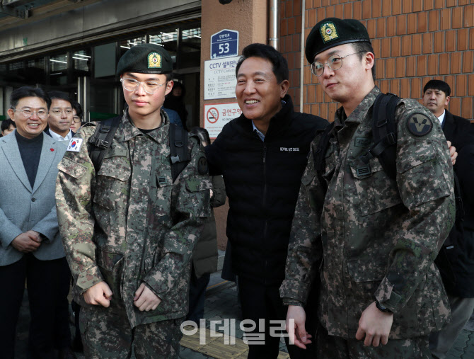  장병들과 기념촬영하는 오세훈 서울시장
