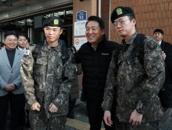 [포토] 장병들과 기념촬영하는 오세훈 서울시장                                                                                                                                                            