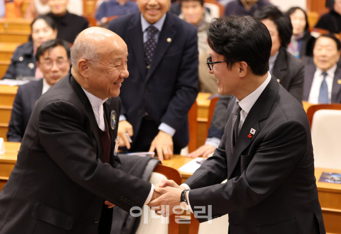 인사 나누는 김민석 총리-박석운 사회대개혁위원장                                                                                                                                                   