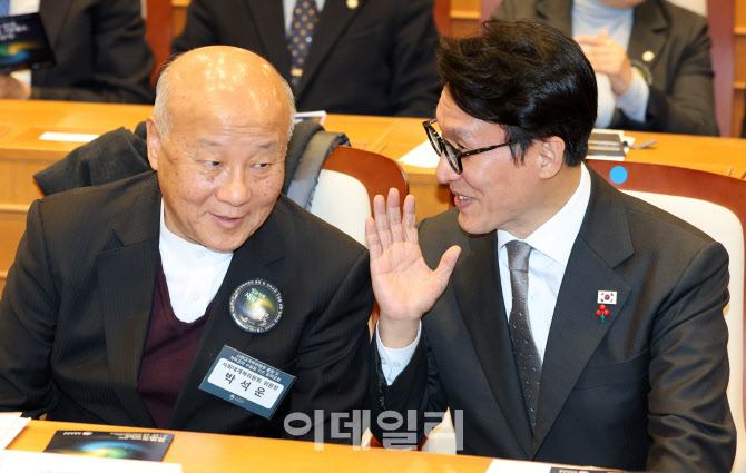 이야기 나누는 김민석 총리-박석운 사회대개혁위원장                                                                                                                                                 