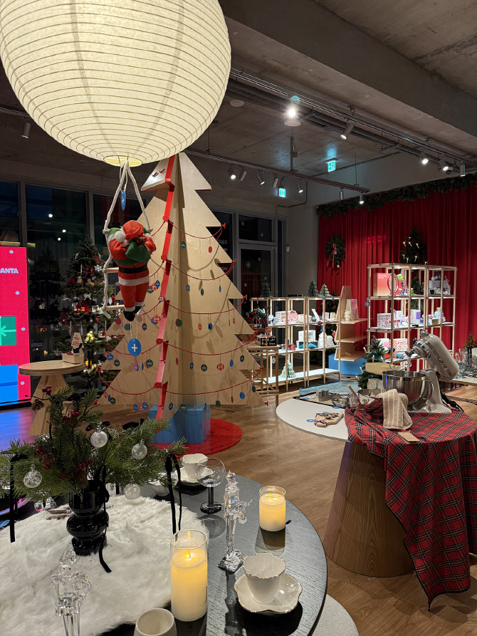 크리스마스 소품 한 자리에...오늘의집, '산타의 집' 전시 - 뉴스 썸네일 이미지