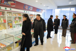 김정은보다 앞서 걷는 주애…北 당대회 앞두고 공장 준공 한창