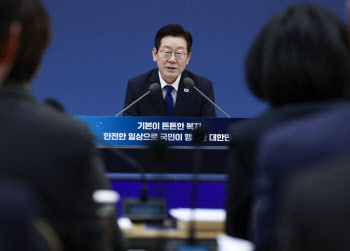 李대통령, 부처별 업무보고서 “무슨 폭탄 떨어질까 생각하지 말라”