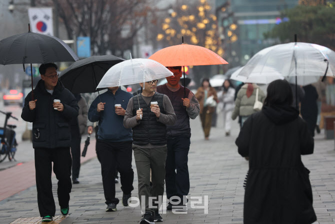 따듯한 커피가 땡기는 겨울비 