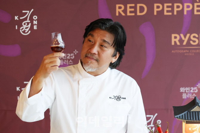 [포토]위스키 샷 살펴보는 애드워드 리