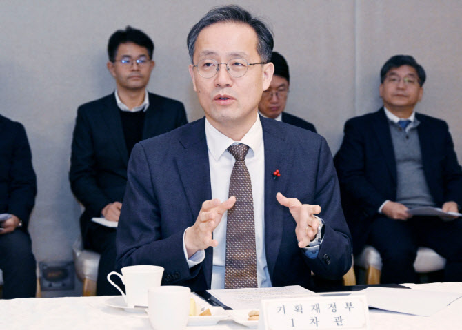 고환율에…정부, 삼성·SK 찾아 “환헤지 늘려달라” 요청