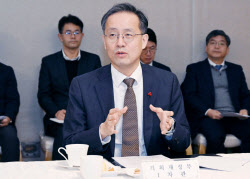 고환율에…정부, 삼성·SK 찾아 “환헤지 늘려달라” 요청