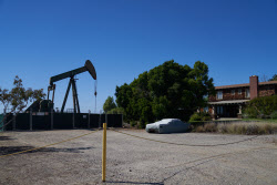 우크라이나 평화 협상 진전에 국제유가 코로나19 이후 최저