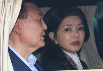 "윤석열과 싸웠다고?"…박지원 "내란서 김건희 빼내려는 작전"