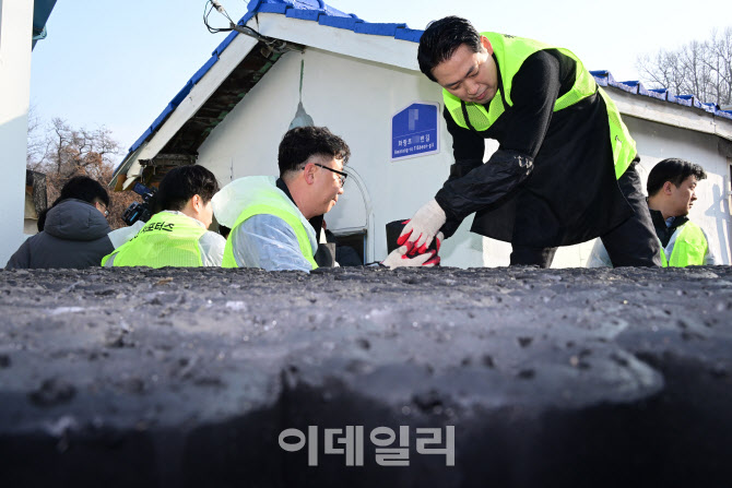 연탄봉사하는 장동혁 국민의힘 대표                                                                                                                                                                 