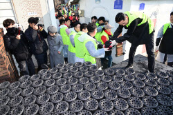 [포토]국민의힘, 따뜻한 겨울나기 연탄 배달 봉사활동                                                                                                                                                      