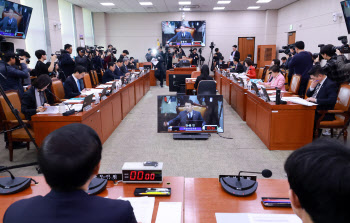 [속보]허위조작정보 근절법, 與주도 국회 법사위 통과…국힘, 표결 불참