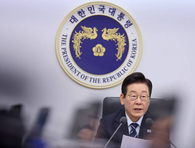 금융위·한은 충돌…오늘 대통령 ‘코인 중재안’ 내놓나