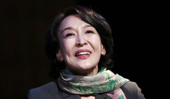 한국연극배우협회 “윤석화 배우 별세 보도는 오보…현재 위중한 상태”