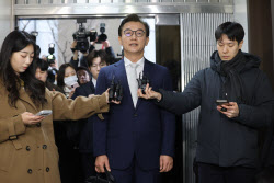 [포토] 경찰청 출석하는 전재수 전 해양수산부 장관                                                                                                                                                        