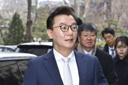 ‘통일교 금품 수수’ 전재수, 경찰 출석…“결단코 아냐”
