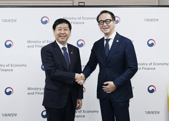 AMRO 만난 구윤철 