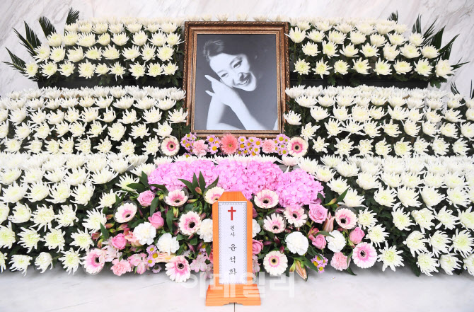 [포토]배우 윤석화 별세, 하늘로 떠난 ‘신의 아그네스’