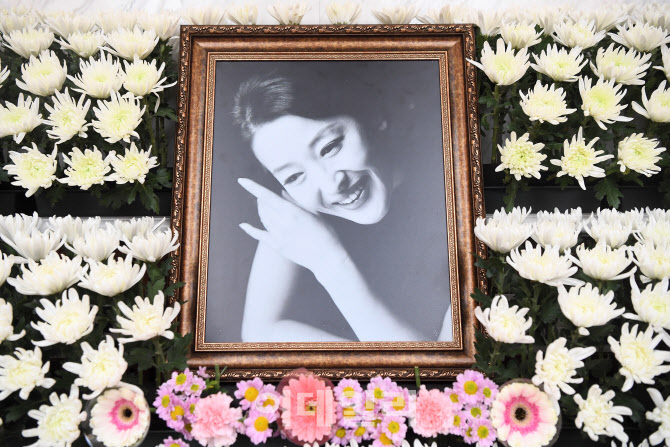 [포토]'신의 아그네스' 배우 윤석화, '뇌종양 투병 중 별세'