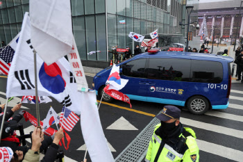 尹, 김건희특검에 첫 피의자 조사 출석…공천개입 등 조사받을듯(상보)