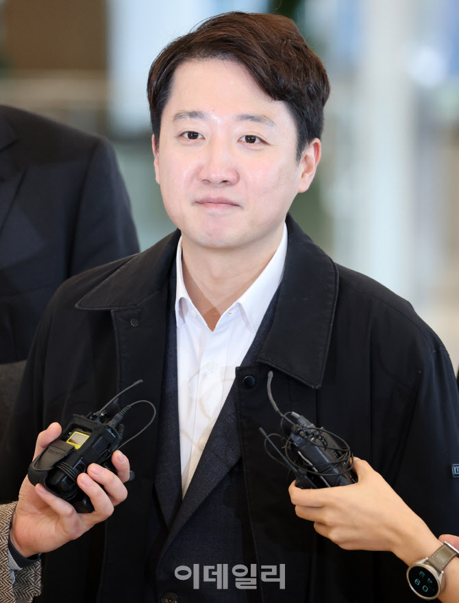 이준석 대표, “尹과 공범으로 엮는 건 무리한 시도”