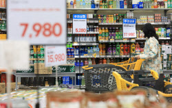 한국만 들어오면 가격 치솟는다…고환율에 '불안한 밥상'