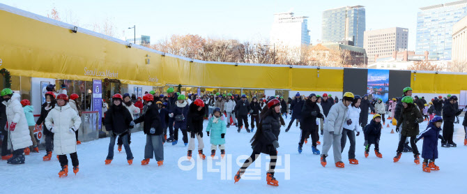 인파로 북적이는 서울광장 스케이트장 